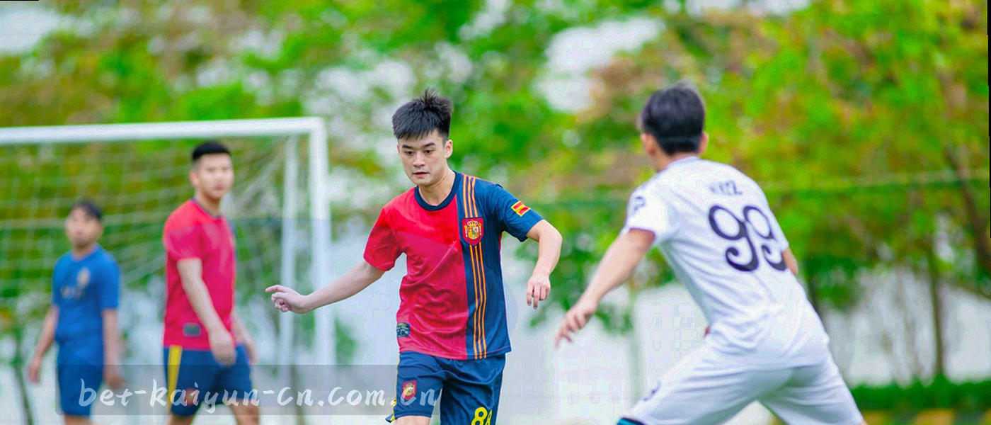 深墨绿等高线与锁形数据叠层构成的抽象图，雾青线条与琥珀金节点交错